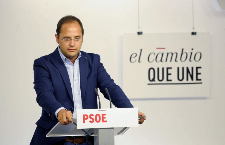 César Luena, durante la rueda de prensa posterior a la reunión de la Comisión Permanente de la Ejecutiva federal en la sede de Ferraz.