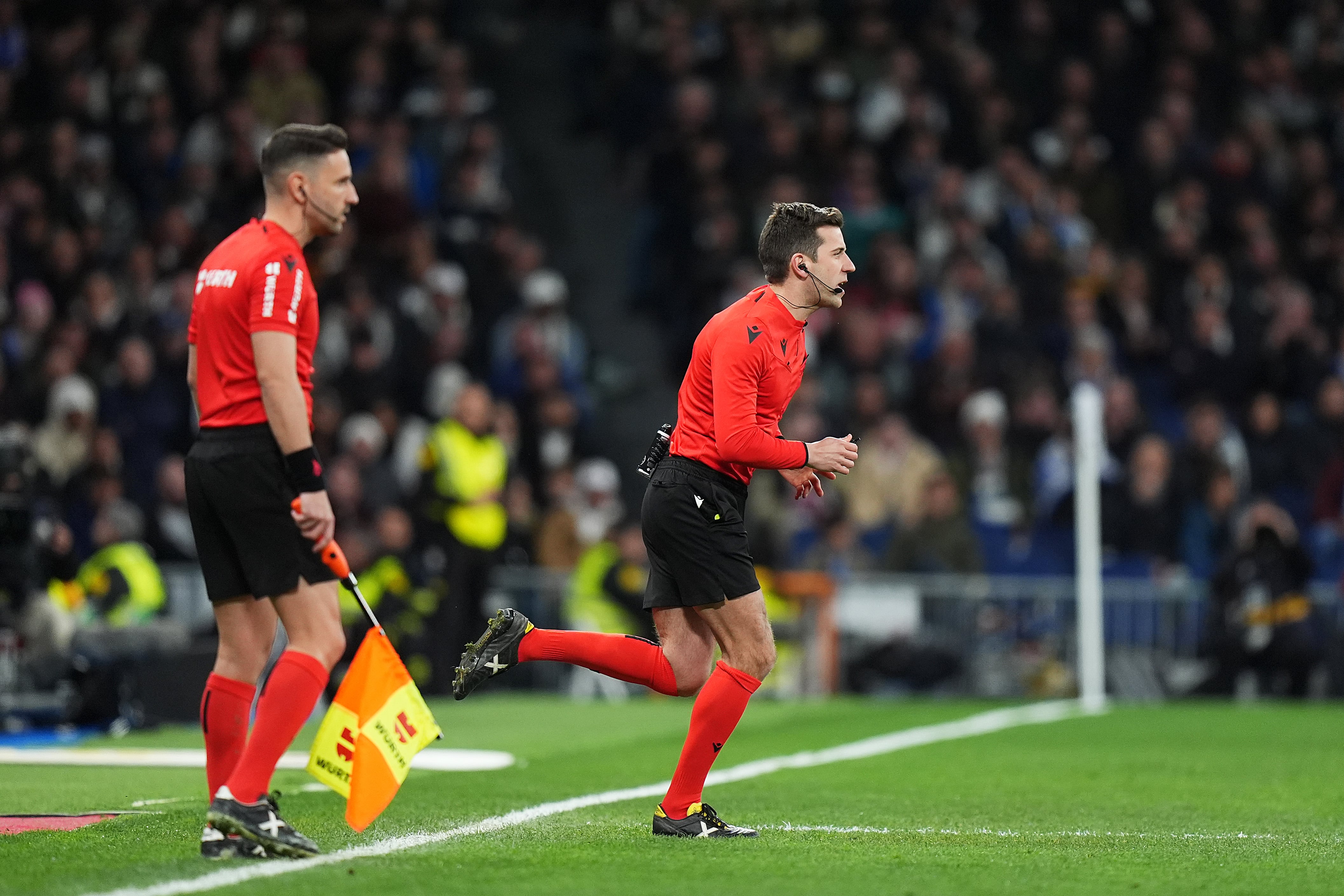 Carlos Fernández Buergo salta al césped del Bernabéu a dirigir el Real Madrid - Sevilla. (Photo by Angel Martinez/Getty Images)