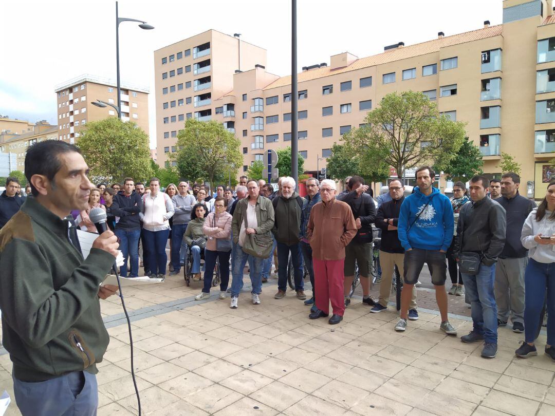 Un centenar de personas se acercaron a la reunión informativa sobre el soterramiento en Vitoria organizada por Gasteiz Batu