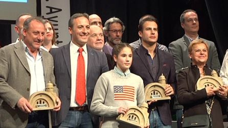 Fermin Cacho junto al alcalde,Antonio José Rodriguez, Raquel Astasio en primer término y la madre de SAnti Cazorla