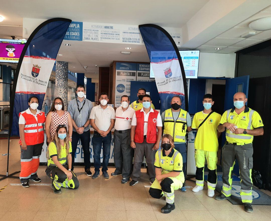 Roy González, concejal de Deportes de Arrecife, con representantes de los colectivos que han colaborado.