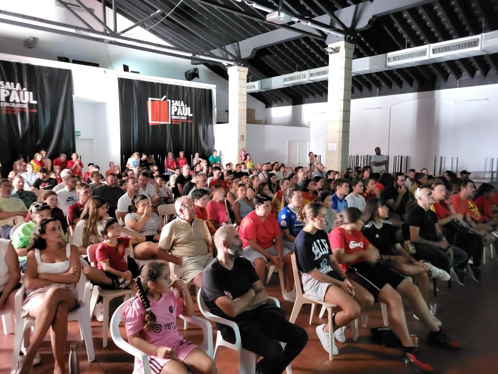 Aficionados viendo el partido en la Sala Paúl