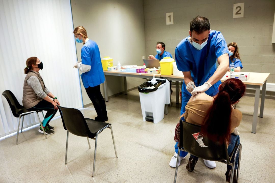 Varias personas se vacunaban en un centro de vacunación de Barcelona este domingo