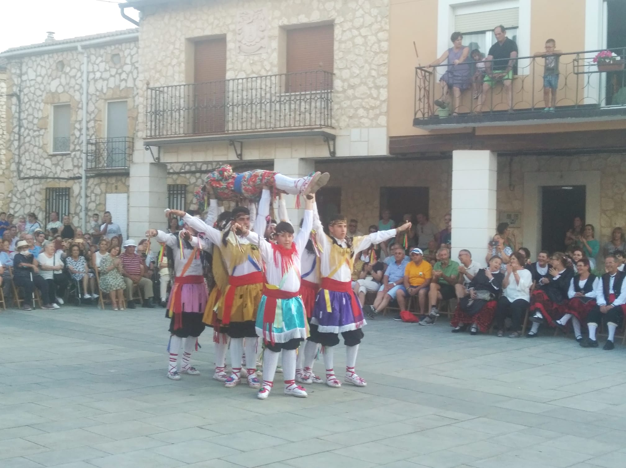 El grupo de San Asensio cautivó con sus llamativas danzas