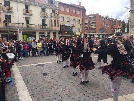 El grupo de danzas Villa de Cuéllar, baila en el día de la provincia celebrado en Cuéllar