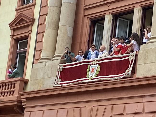Mireia Alonso entre las personas y colectivos homenajeados en el inicio de los 'Sanjuanes' de Eibar