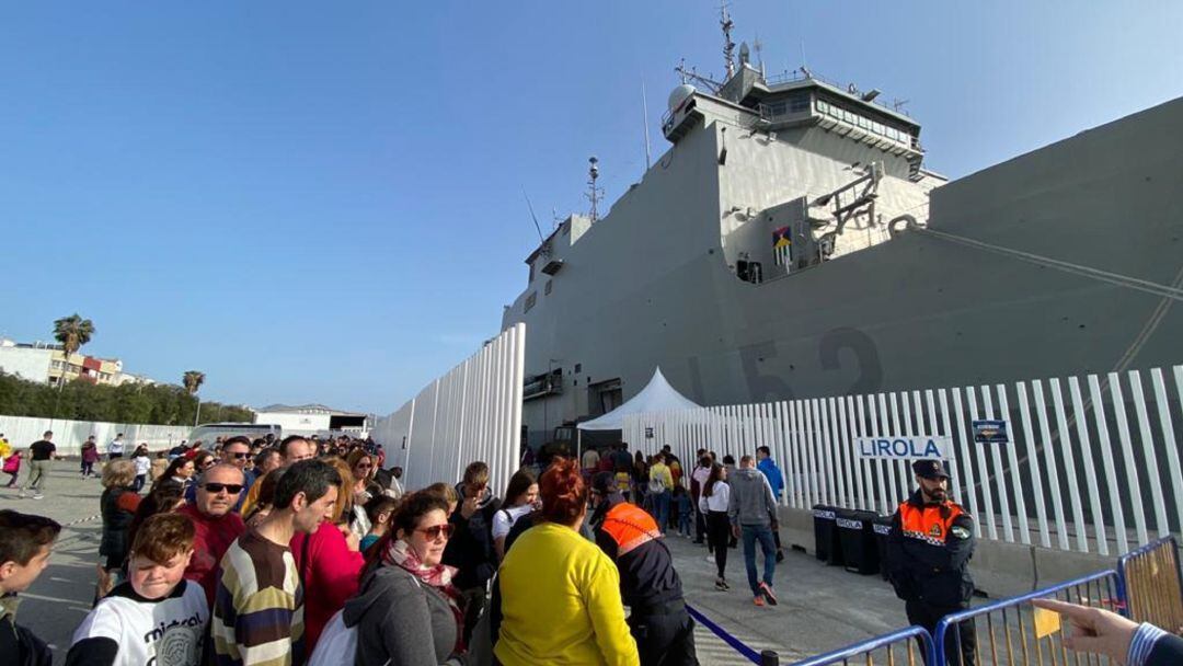 Personas llegadas de distintos puntos del país hacen cola para acceder al interior del buque anfibio &quot;Castilla&quot; durante sus tres jornadas de puertas abiertas