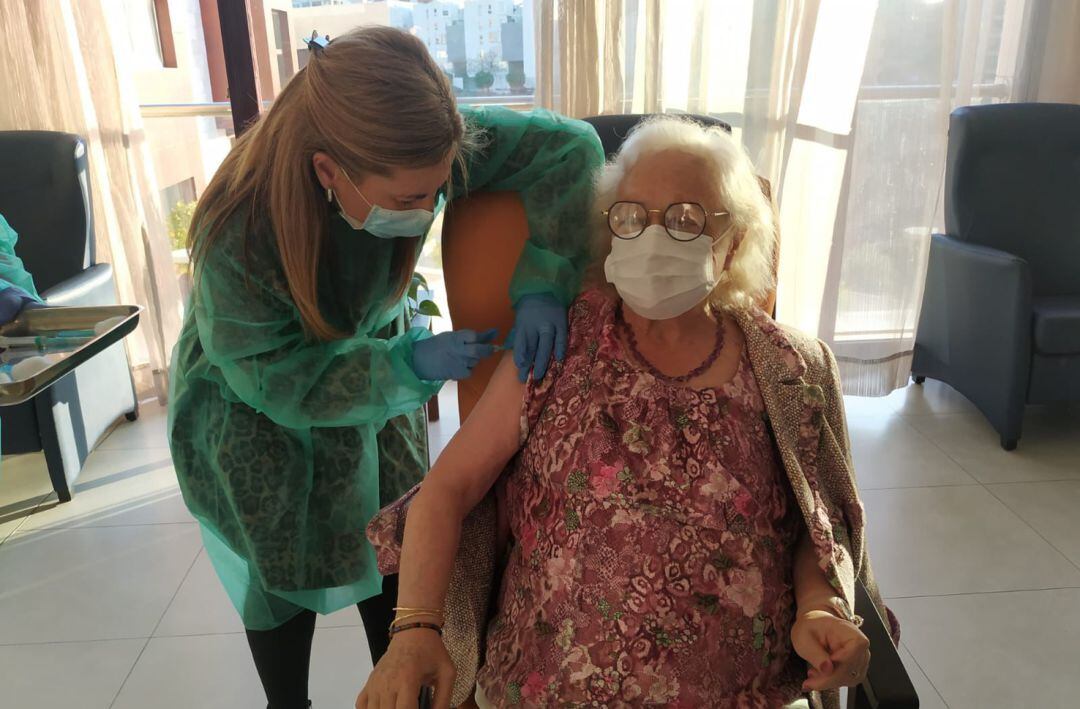 Pilar Martín, de 78 años, ha recibido la segunda dosis de la vacuna contra la covid en la residencia de mayores Fray Leopoldo de Granada