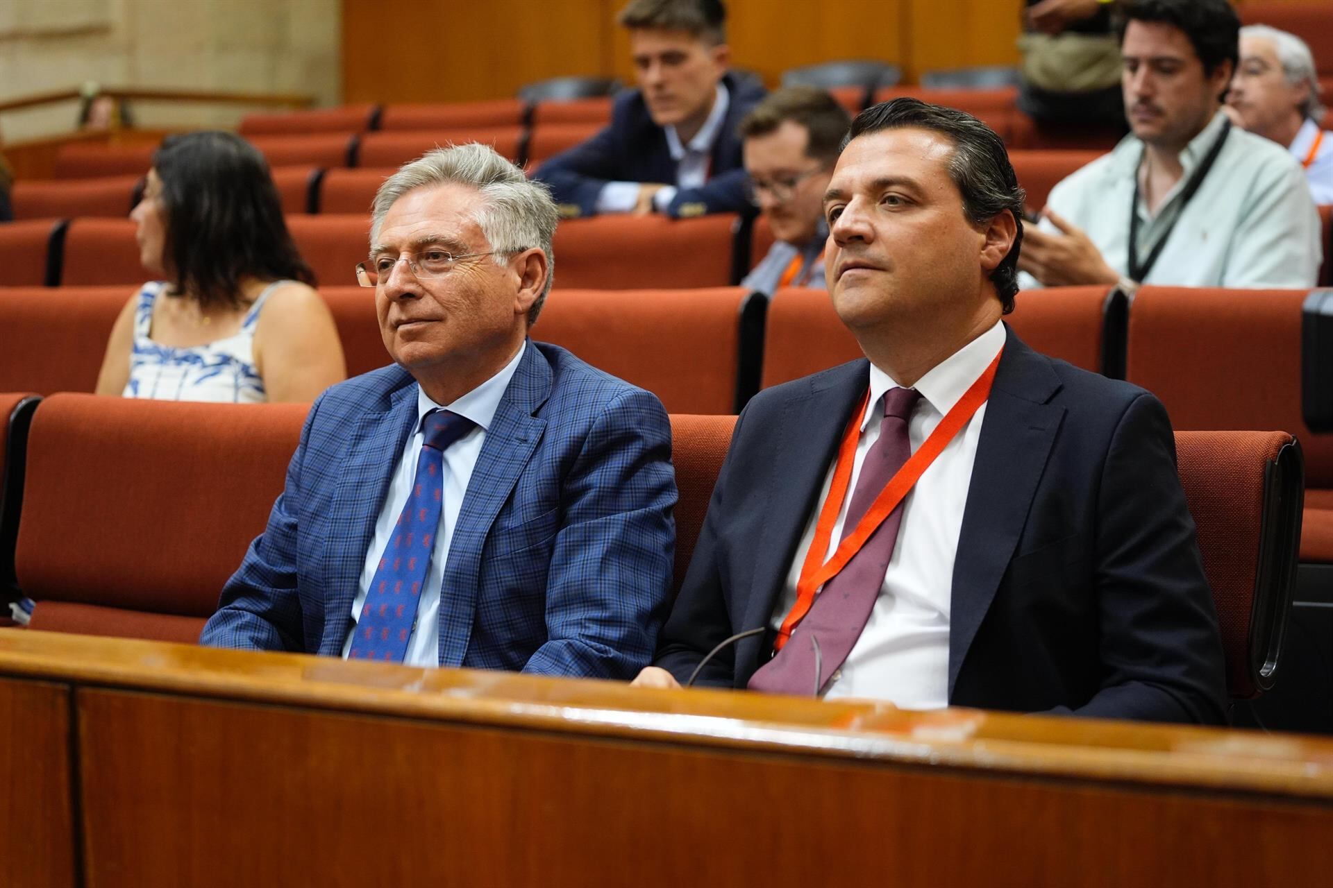El magistrado Francisco de Paula Sánchez Zamorano (i) asiste en el Pleno del Parlamento andaluz junto al alcalde de Córdoba, José María Bellido, a la votación de la que ha resultado elegido director de la Oficina Andaluza Antifraude.