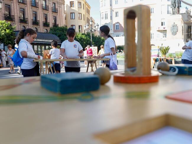 Juegos en la actividades paralelas en la Plaza de las Tendillas