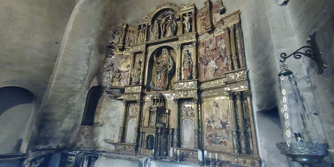 La zona del incendio en el interior de la iglesia románica de Santa Marina