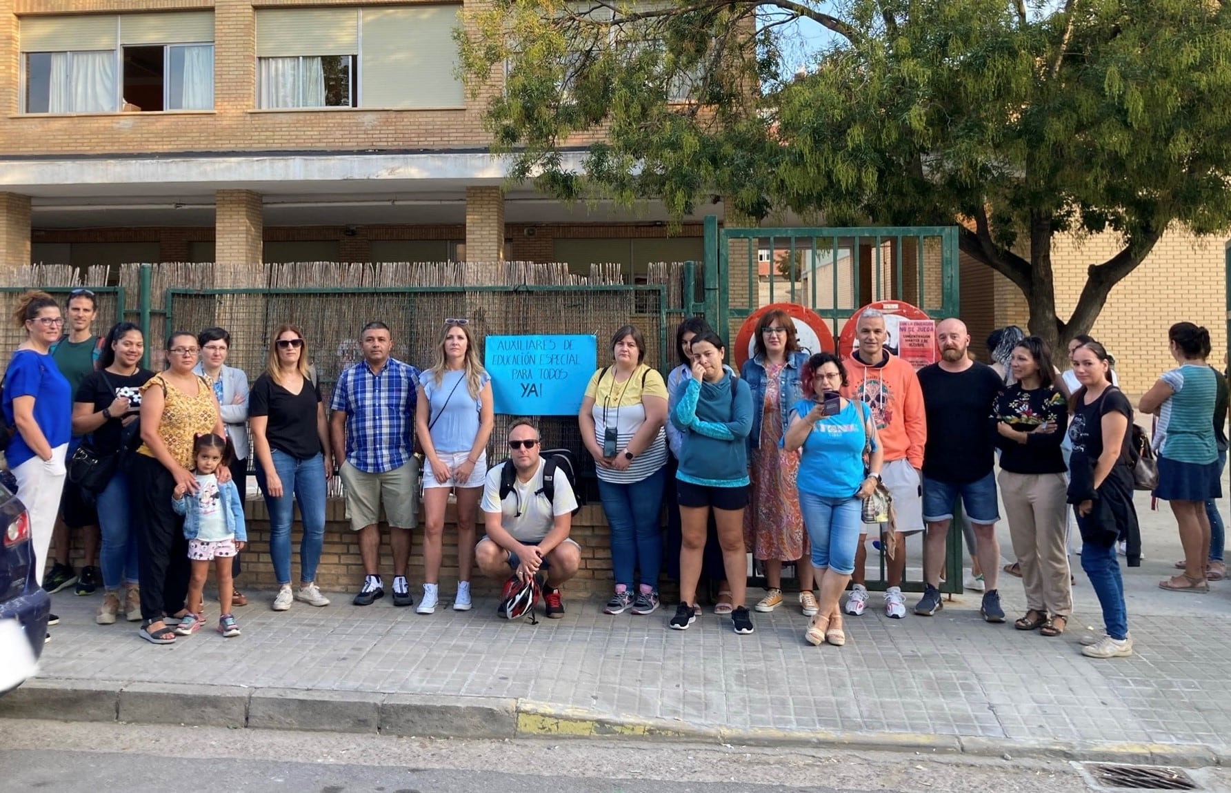 Concentración a las puertas del colegio Sancho Ramírez