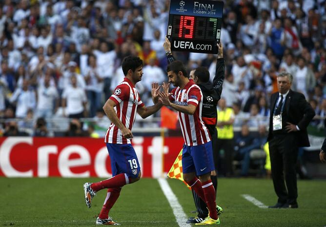 Diego Costa es sustituido por Adrián en el minuto ocho de partido.