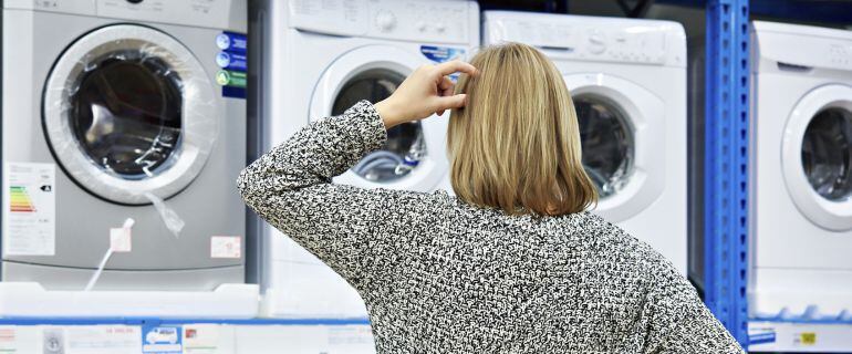 Una mujer decide qué lavadora comprar