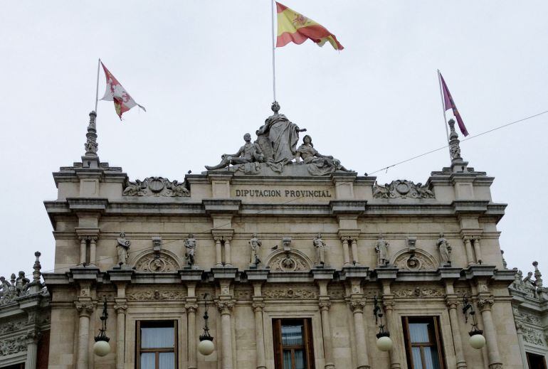 Fachada de la Diputación de Palencia, parte superior. 