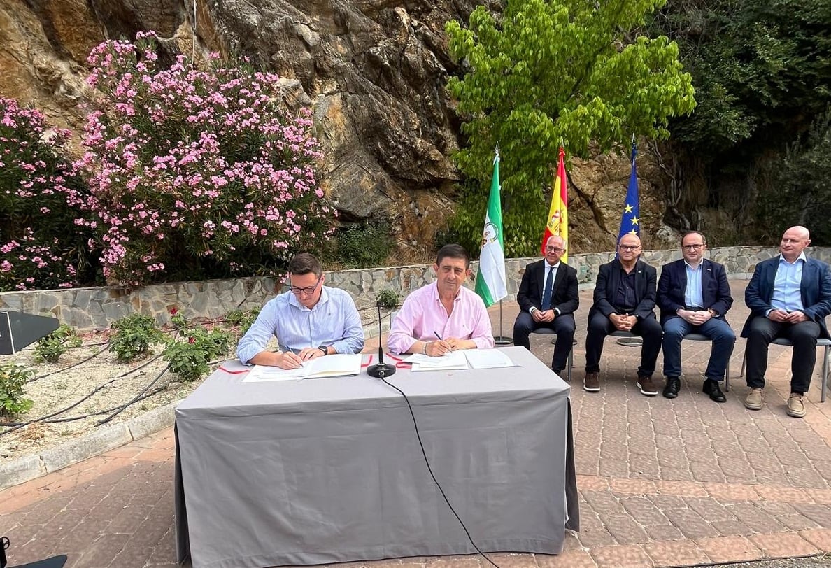 Momento de la firma del convenio por el alcalde de Torres, Roberto Moreno (Izqda.) y el presidente de la Diputación Provincial de Jaén, Francisco Reyes (Dcha.)