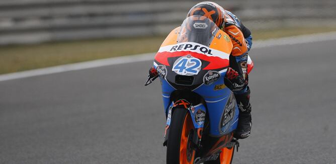 El piloto español Álex Rins (Suter Honda) rueda durante los entrenamientos libres del Gran Premio de España de Moto3 el 27 de abril de 2012, en el circuito de Jerez, donde el próximo domingo se disputa el Gran Premio de España de MotoGP