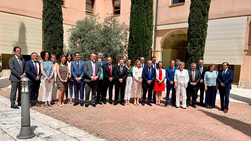 Foto de familia tras el acto de firma del contrato programa entre la UCLM y la JCCM