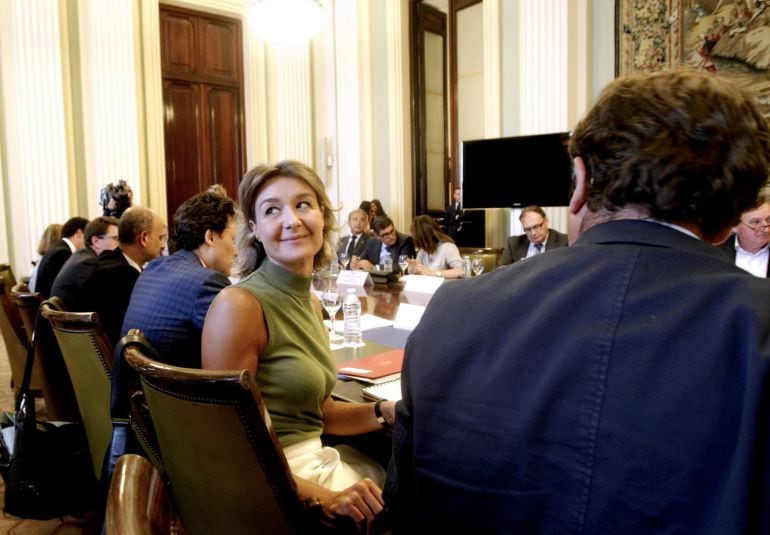 La ministra de Agricultura, Alimentación y Medio Ambiente, Isabel García Tejerina, durante la reunión que ha mantenido con representantes del sector lácteo