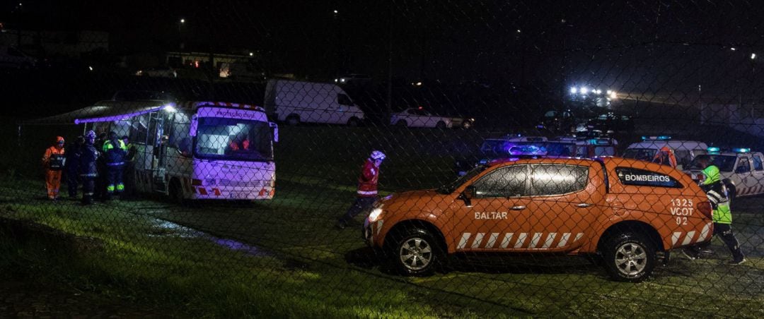 Operarios de Protección Civil en el puesto de mando tras el accidente de un helicóptero de emergencia sanitaria esta madrugada en el norte de Portugal