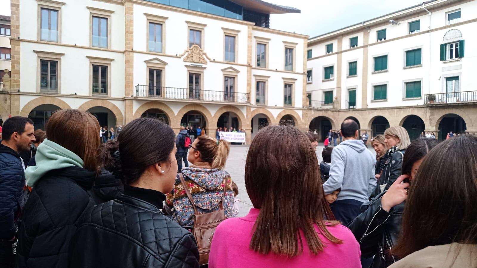 Cerca de medio millar de vecinos se han concentrado en Amorebieta para mostrar su repulsa por la agresión homofófoba