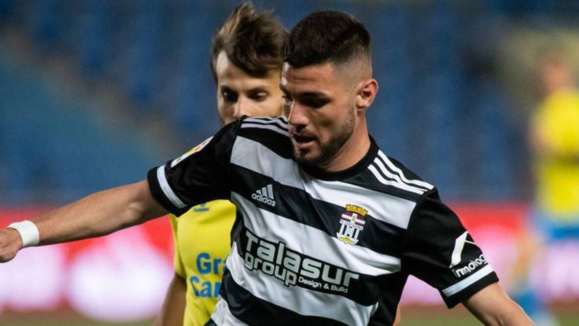 Cristian López vistiendo la camiseta del Cartagena
