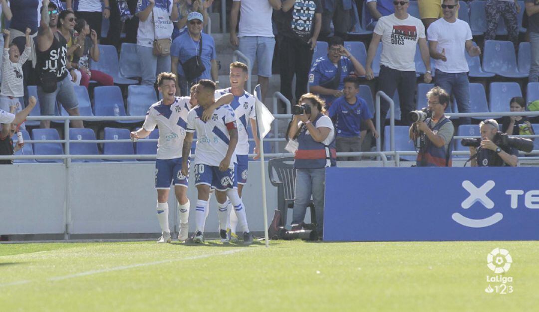 Los blanquiazules celebran el primer tanto anotado por Suso Santana