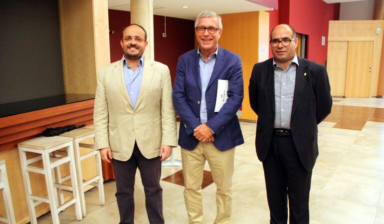 Els tres socis del govern al vestíbul del Teatre Tarragona.