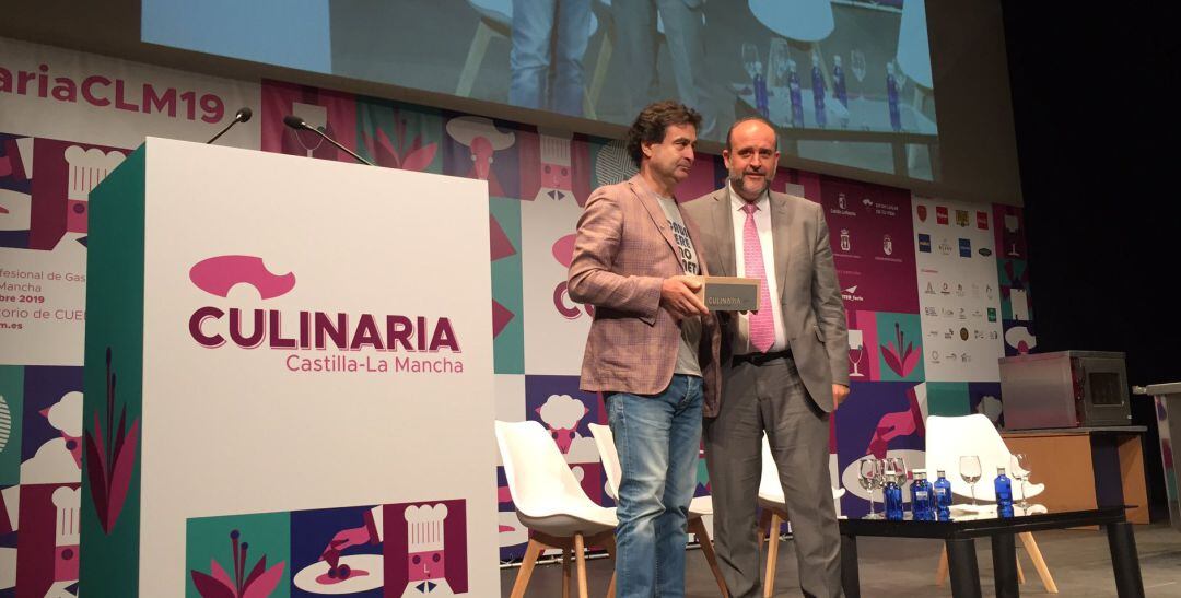 El chef toledano Pepe Rodríguez recibe el premio Culinaria en su segunda edición de manos del vicepresidente de la Junta de Comunidades de Castilla-La Mancha, José Luis Martínez Guijarro,en el Teatro auditorio de Cuenca.