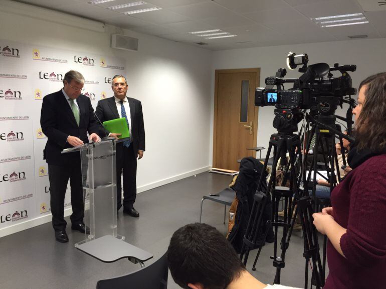 El alcalde, Antonio Silván y el concejal de Hacienda, Agustín Rajoy presentan los presupuestos