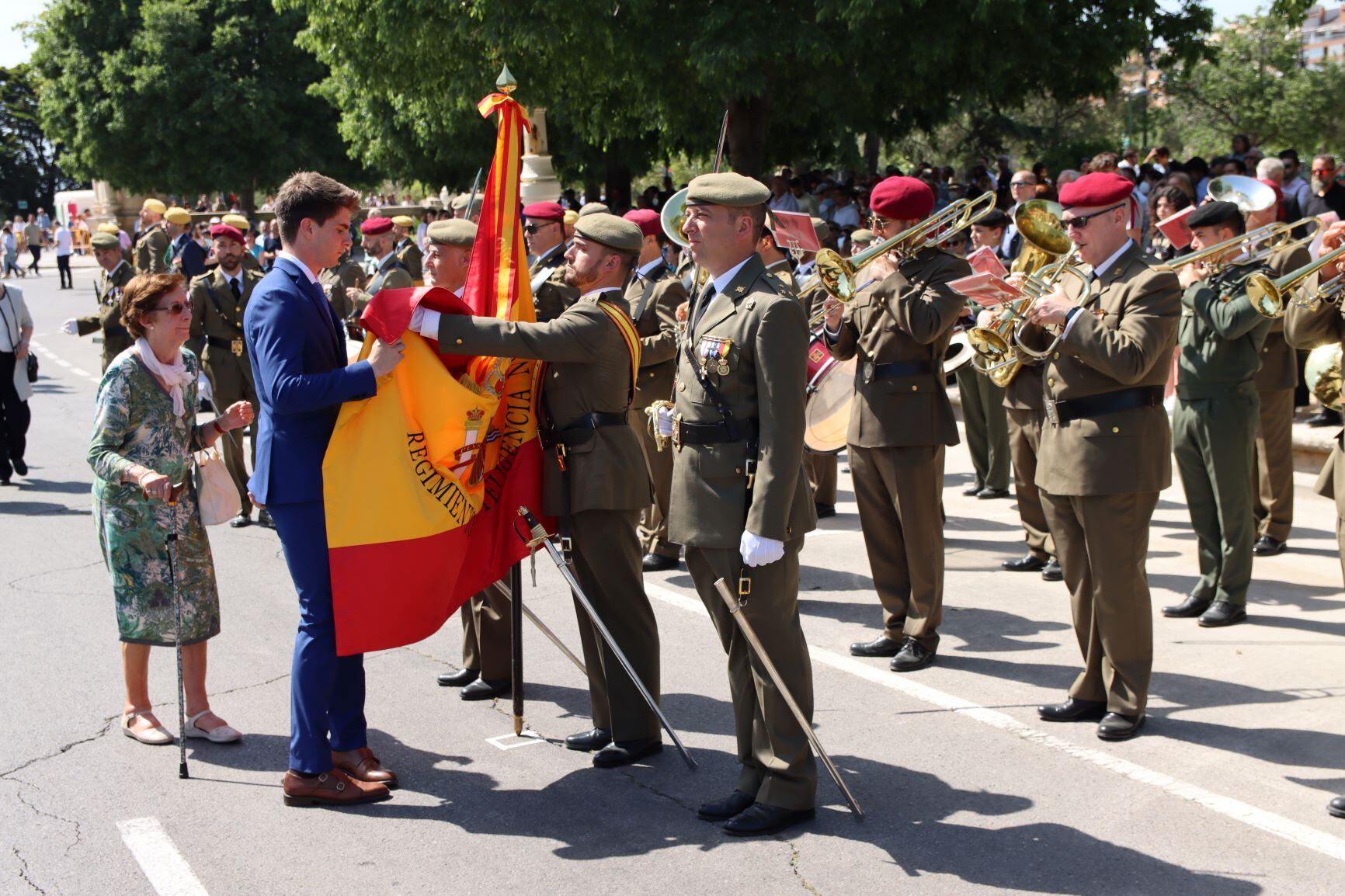 Así ha sido la jura de bandera para civiles que se ha celebrado este domingo en el paseo de la Alameda de València