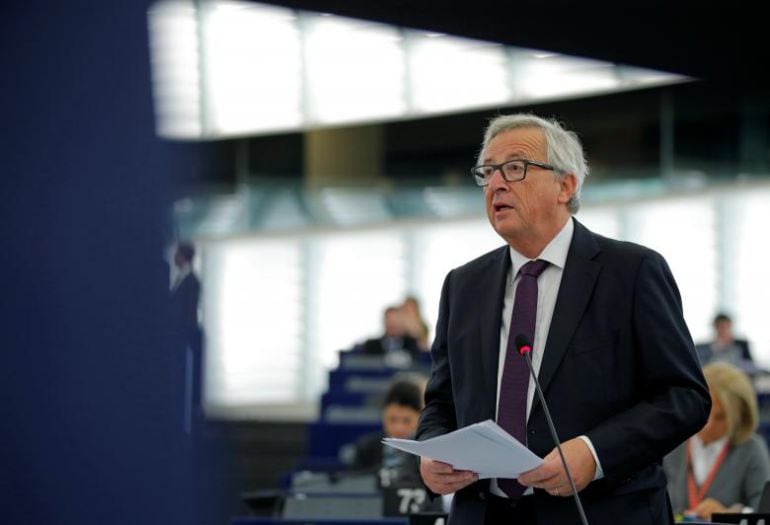 European Commission President Jean-Claude Juncker addresses the European Parliament during a debate on the last European Summit, in Strasbourg, France, October 26, 2016. REUTERS Vincent Kessler