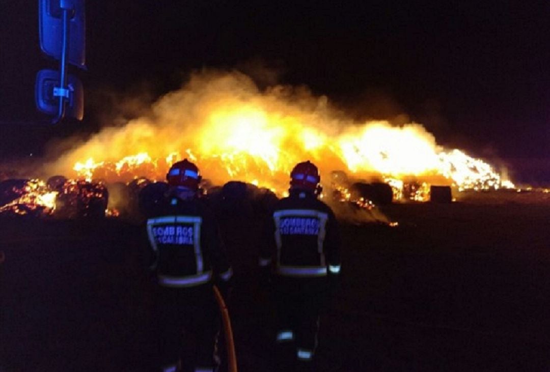 Los bomberos del 112 Cantabria intervienen en la extinción del incendio, en 2016.