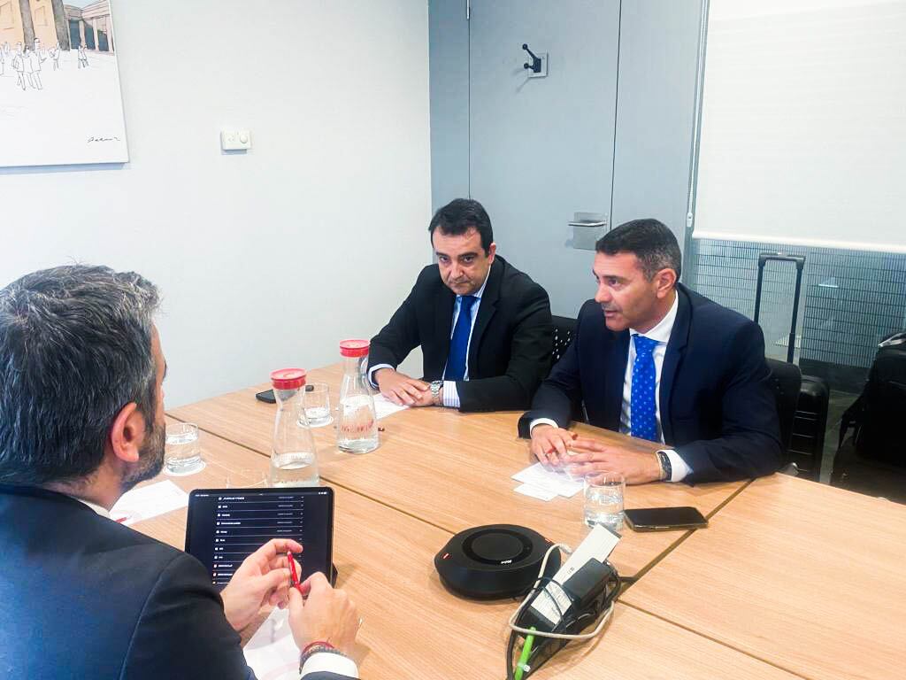 Reunión del presidente del Cabildo de Lanzarote, Oswaldo Betancort, y el presidente de la Cámara de Comercio de Lanzarote y La Graciosa, José Valle, con representantes de SAERCO.