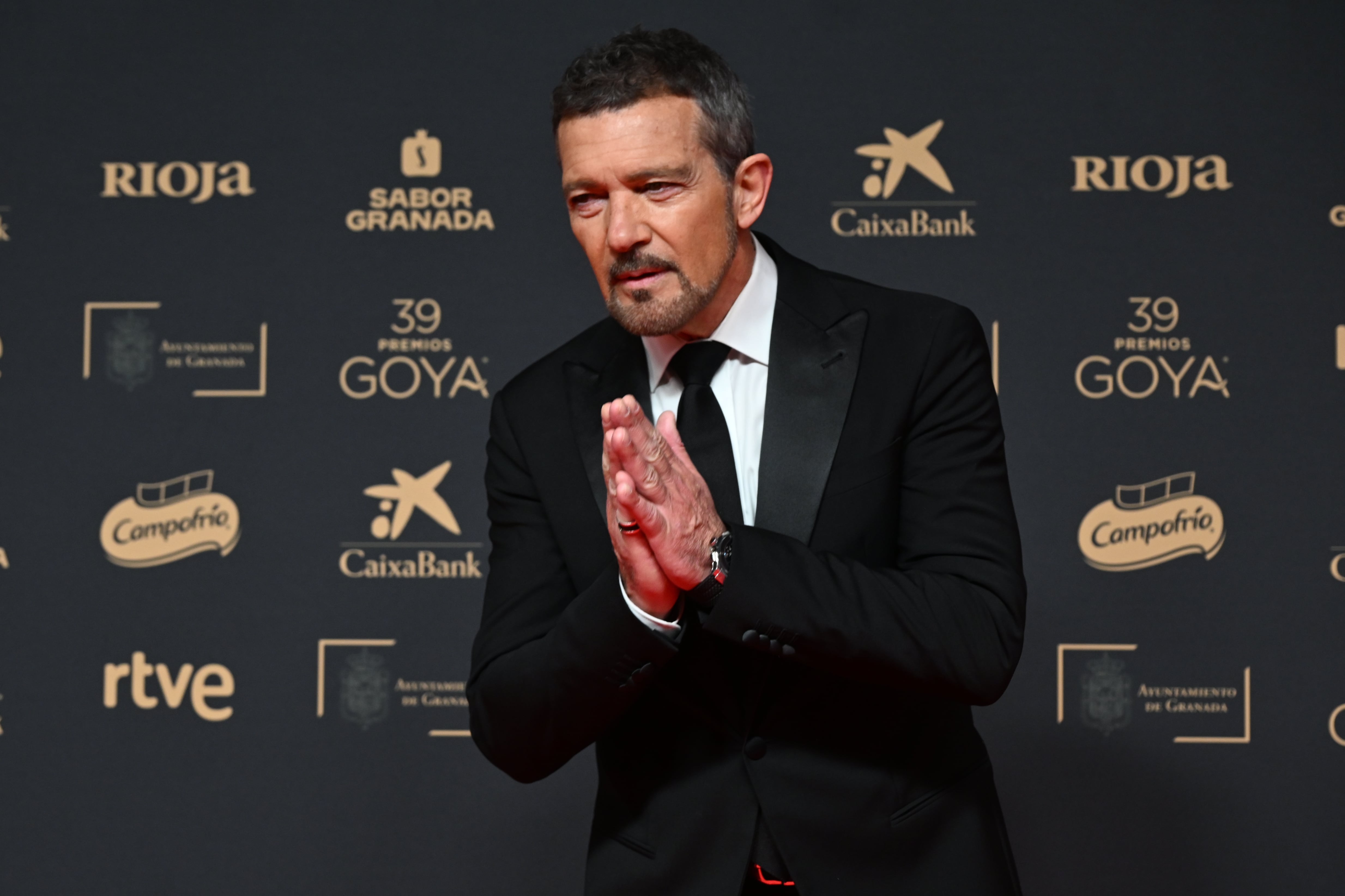 El actor, director y productor Antonio Banderas posa en la alfombra roja de la 39 edición de los Premios Goya de la Academia de Cine en el Palacio de Congresos y Exposiciones de Granada. EFE/Miguel Ángel Molina.