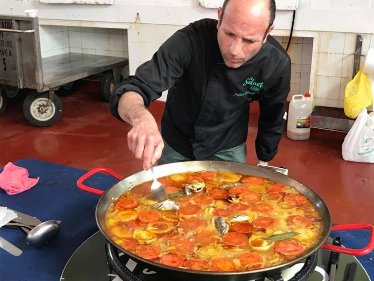 El Salaet preparando su cruet de peix.