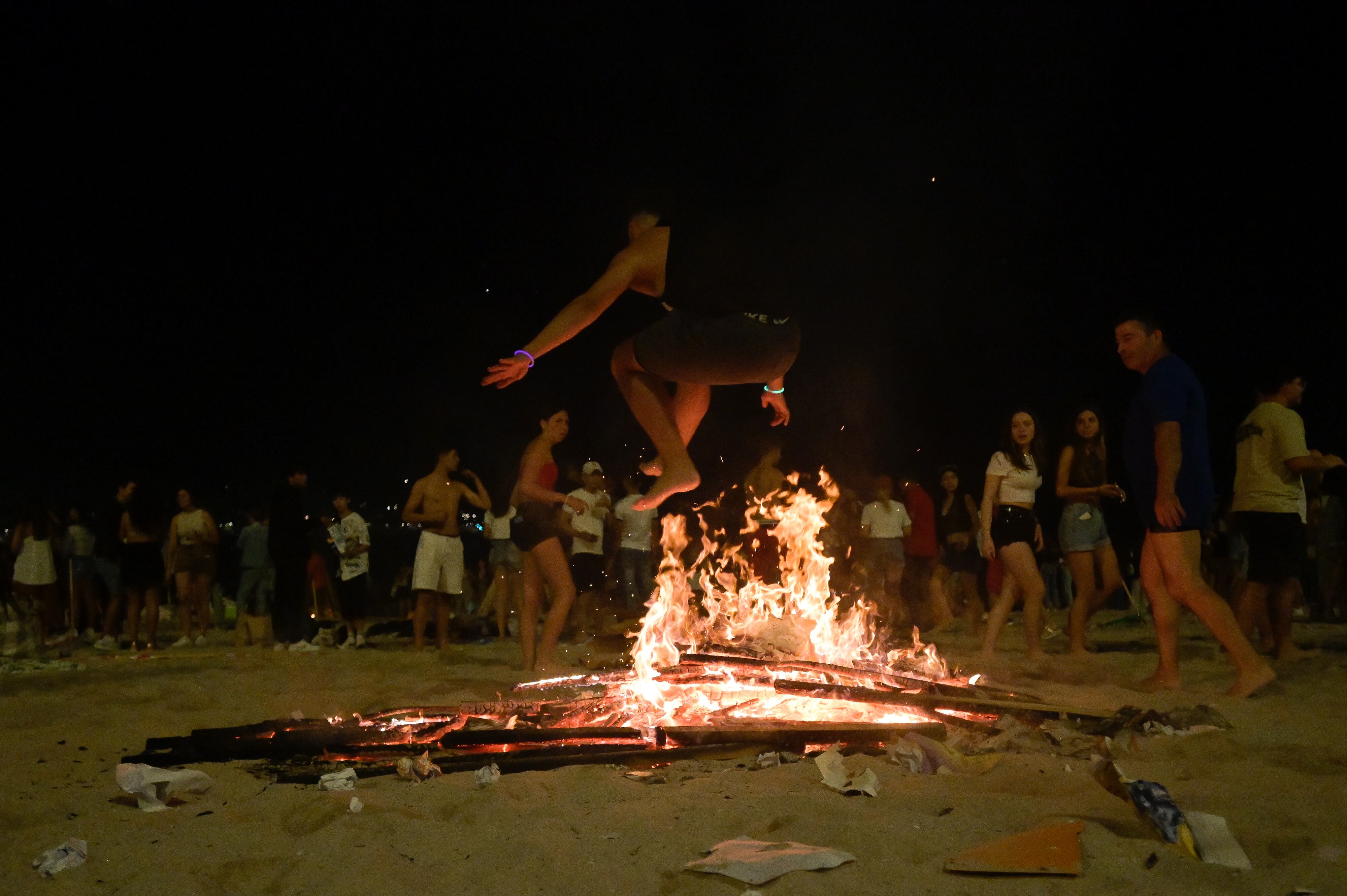Celebración de la Noche de San Juan en la playa del Orzán, en A Coruña.
