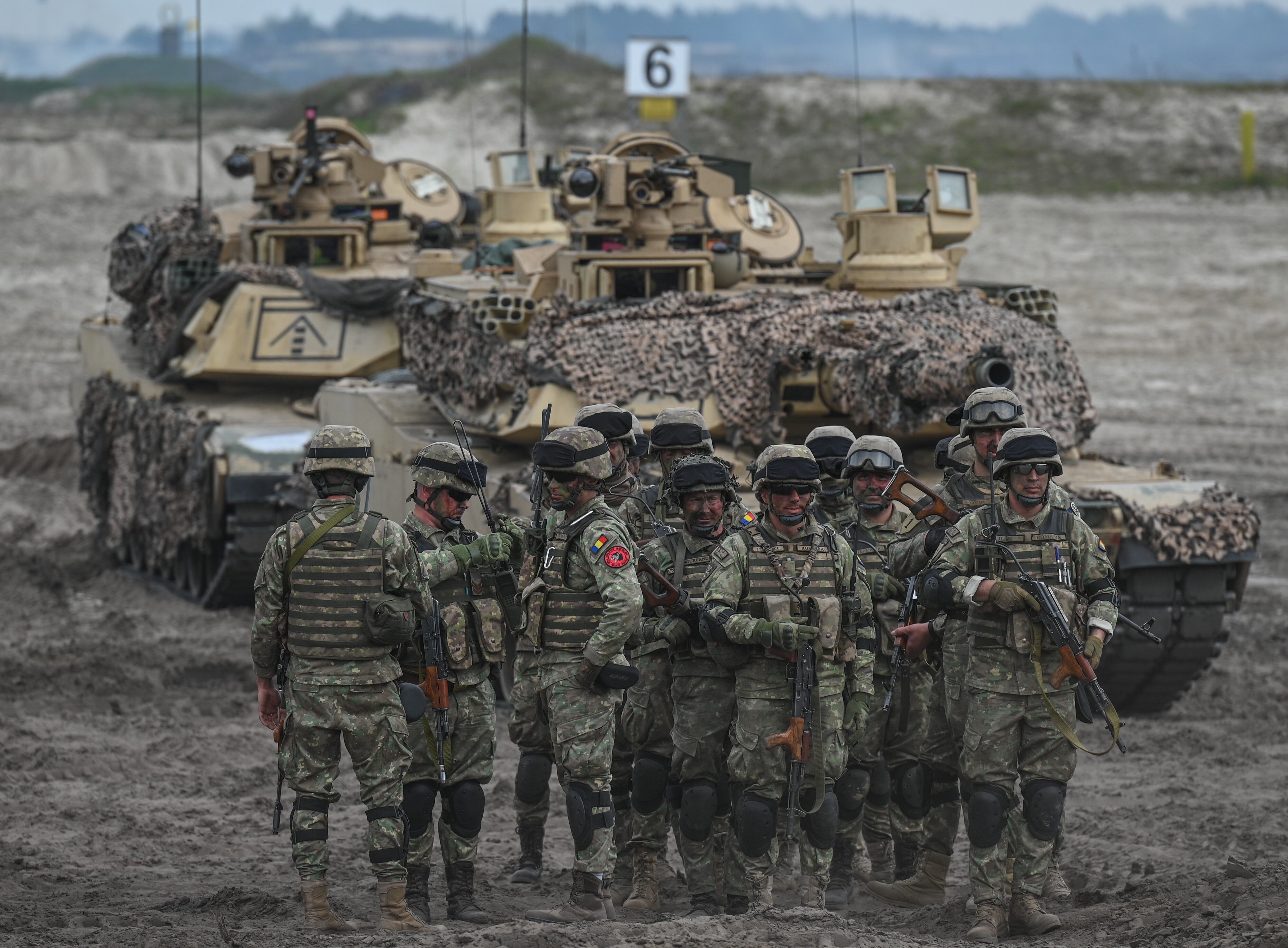 Soldados rumanos realizan maniobras en Polonia