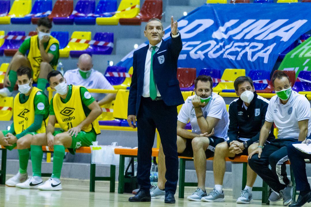 Manuel Luiggi Moli, dirigiendo un partido del UMA Antequera