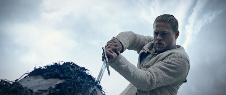 L&#039;actor Charlie Hunnam és el protagonista de &#039;Rey Arturo: La leyenda de Excalibur&#039; (horitzontal).