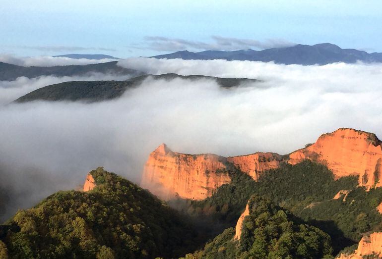 Imagen de Las Médulas bajo la niebla