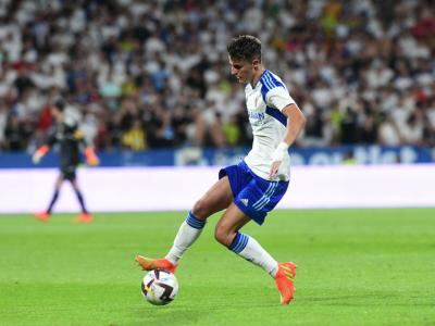 Francés controla el balón en el partido contra el Lugo