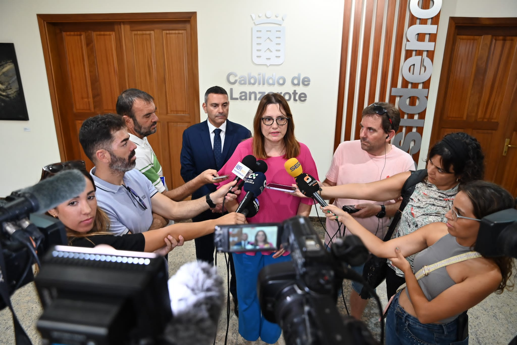 La consejera de Bienestar Social del Gobierno de Canarias, Candelaria Delgado, atendiendo a los medios de comunicación en Lanzarote.