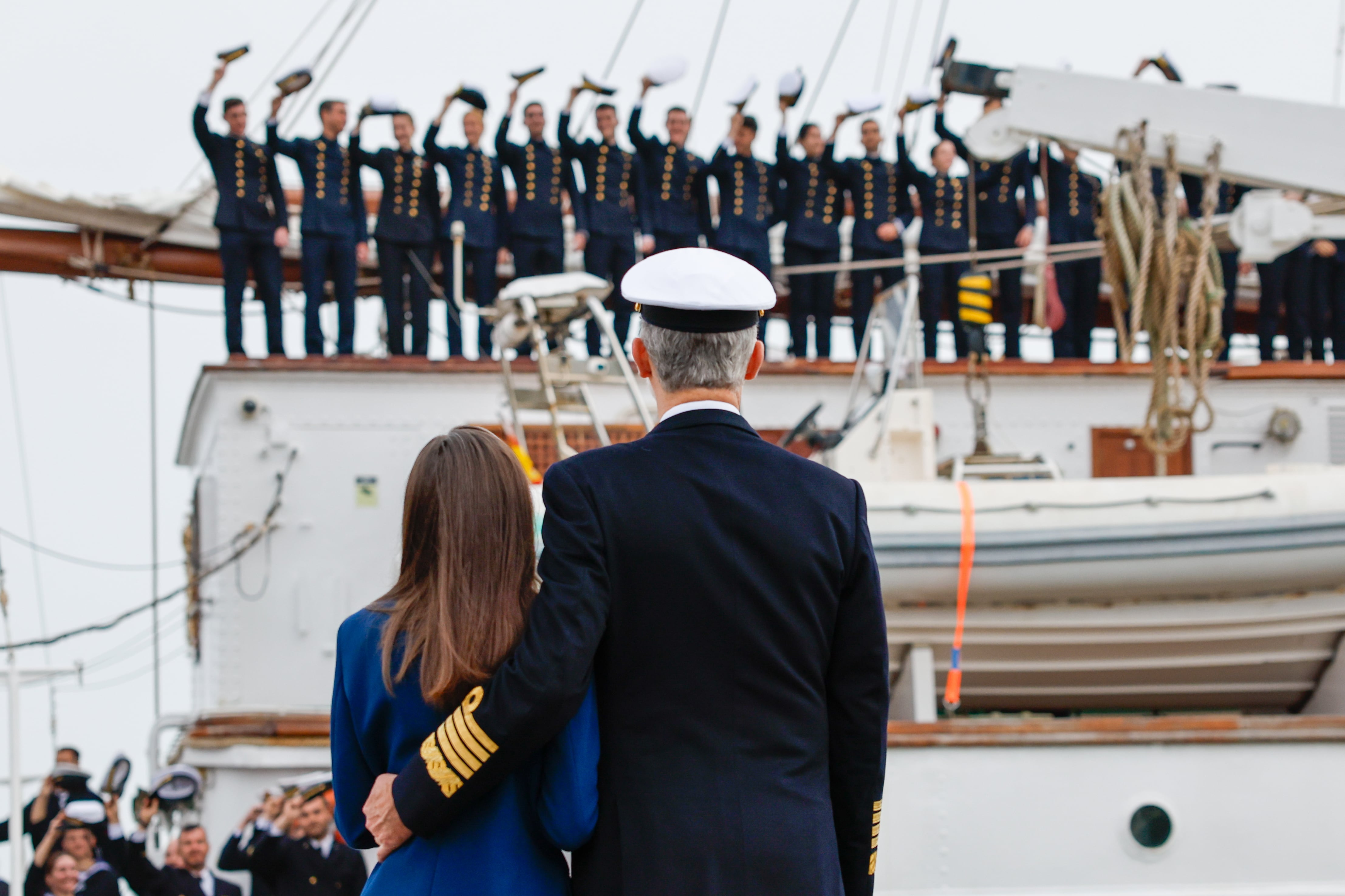 CÁDIZ, 11/1/2025.- Los reyes Felipe y Letizia se han despedido este sábado en Cádiz de la princesa Leonor, que este mediodía ha partido, junto a otros 75 guardiamarinas, en el 97 crucero de instrucción del buque escuela de la Armada española Juan Sebastián de Elcano. EFE/Ministerio de Defensa -SOLO USO EDITORIAL/SOLO DISPONIBLE PARA ILUSTRAR LA NOTICIA QUE ACOMPAÑA (CRÉDITO OBLIGATORIO)-.