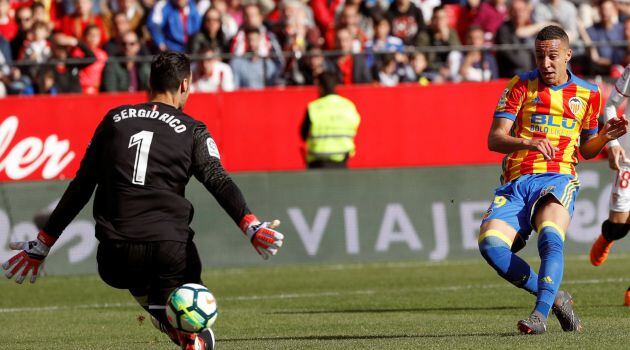 Rodrigo, en el momento de uno de sus dos goles ante el Sevilla