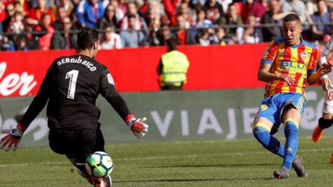 Rodrigo, en el momento de uno de sus dos goles ante el Sevilla
