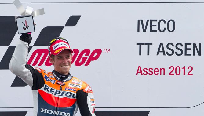 El piloto australiano Casey Stoner celebra su triunfo en el Gran Premio de Holanda, disputado en el circuito de Assen.