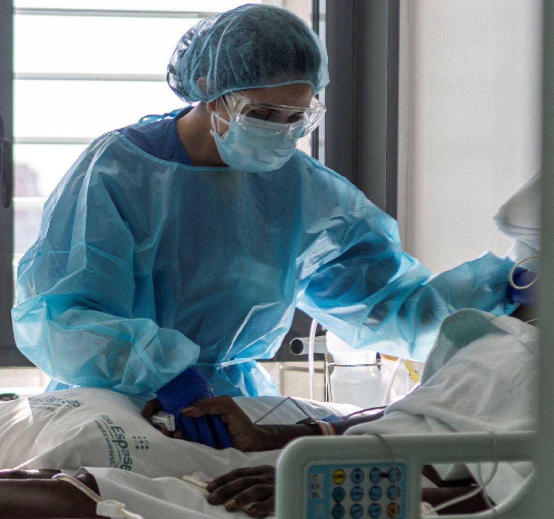 Un enfermo de COVID-19 atendido por personal sanitario en la UCI. 
