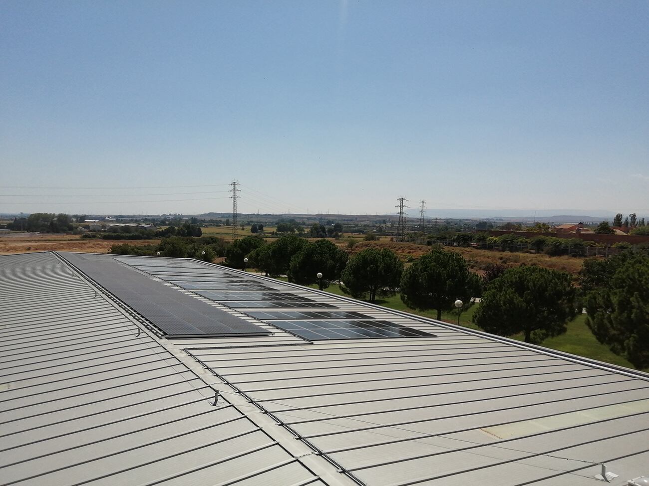 Placas solares fotovoltaicas instaladas en la cubierta del Campus de la UPNA de Tudela