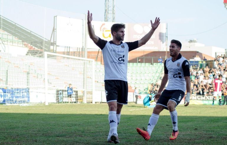 Los emeritenses ganan al Cartagena y consiguen el liderato